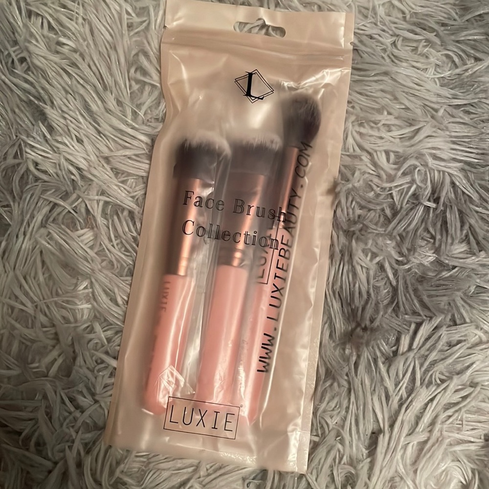 3 LUXIE make-up brushes